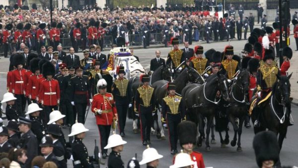 Karalienės Motinos laidotuvės 2002