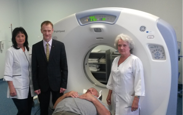 Prie brangiausiai kainavusio ligoninės pirkinio, kompiuterinio tomografo, su gydytoja- radiologe Kazimiera Sakalauskiene, radiologijos technologe, Kristina Palaikiene ir pacientu po procedūros
