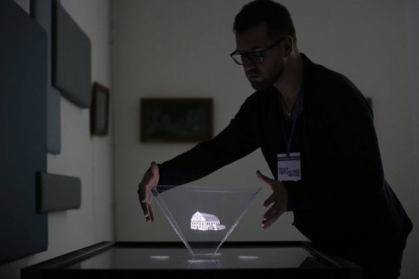 A. Širvys demonstruoja atkurtą Marijampolės sinagogą hologramos pavidalu. 2018 m. festivalyje „Reali virtualybė“. Nuotrauka iš MPKVB archyvų
