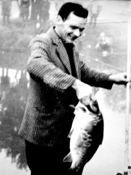 Prie MPAG tvenkinio 1973 m. organizuotose žūklės varžybose SKB žvejys E. Girlevičius sugavo karpį...