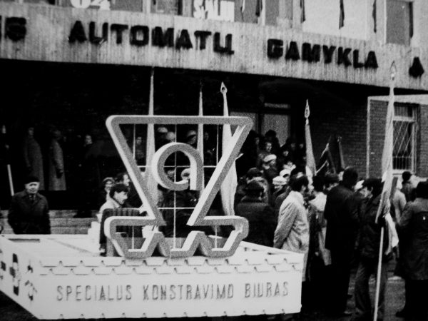 Demonstracijai dailininkų paruošta SKB emblema prie automatų gamyklos fasado 1981 m. lapkričio 7 d.