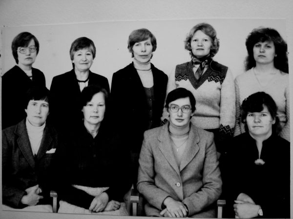 Skyriaus darbuotojos 1984 m. Sėdi L. Rukštelienė, M. Židonienė, A. Motiejūnienė, L. Vosylienė; Stovi V. Juodišienė, O. Šulinskienė. L. Sakalauskaitė, Z. Žukauskienė, V. Grinevičienė