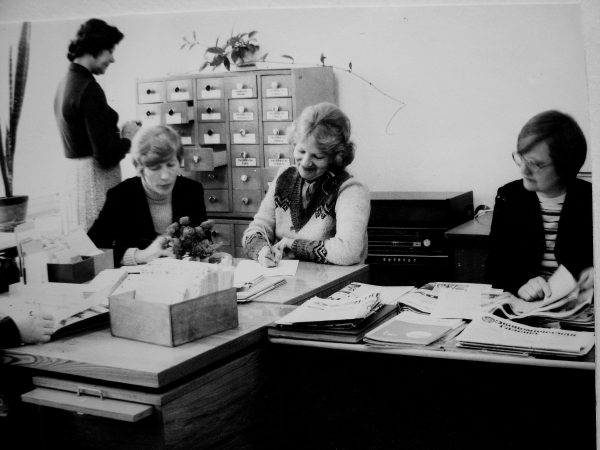 Informacijos grupė 1984 m. Sėdi O. Šulinskienė, L. Sakalauskaitė, Z. Žukauskienė, V. Juodišienė. Prie kartotekos – M. Židonienė