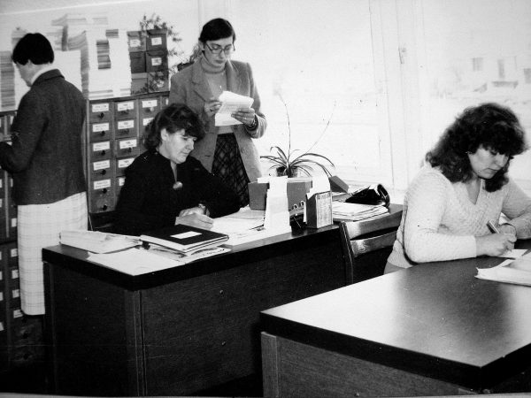 Patentinio darbo grupė 1984 m. Prie stalų sėdi L. Vosylienė, V. Grinevičienė. Stovi A. Motiejūnienė, nusisukus – L. Rukštelienė