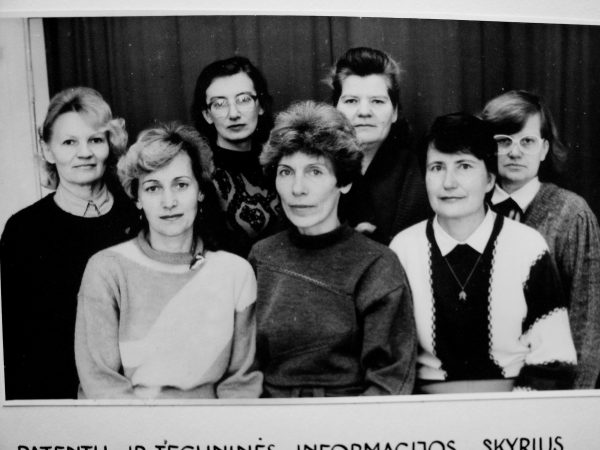 Paskutinė skyriaus nuotrauka 1989 m. Sėdi L. Bernotienė, L. Sakalauskaitė, L. Rukštelienė; Stovi Z. Žukauskienė, A. Motiejūnienė, L. Vosylienė, V. Juodišienė