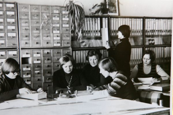 Techninės informacijos tarnyba 1980 m. V. Juodišienė, Z. Žukauskienė, O. Šulinskienė. L. Sakalauskaitė, L. Bernotienė. Prie prospektų fondo – L. Rukštelienė