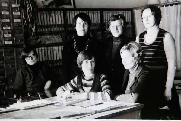 Techninės informacijos tarnyba 1980 m. Sėdi V. Juodišienė, L Sakalauskaitė, Z. Žukauskienė; Stovi L. Rukštelienė, O. Šulinskienė, L. Bernotienė