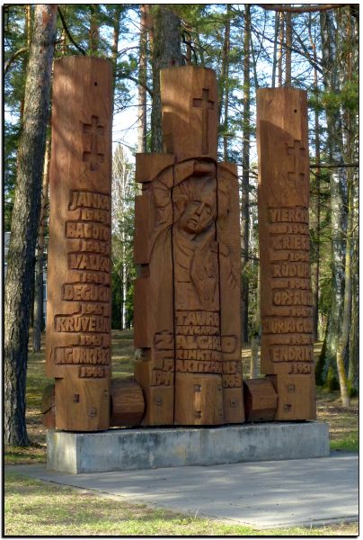 Prie Kazlų Rūdos ligoninės įkurdinta skulptūra Tauro apygardos Žalgirio rinktinės partizanams atminti