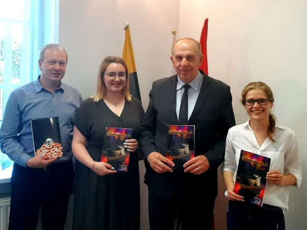 Susitikimo dalyvių rankose Pyraganos