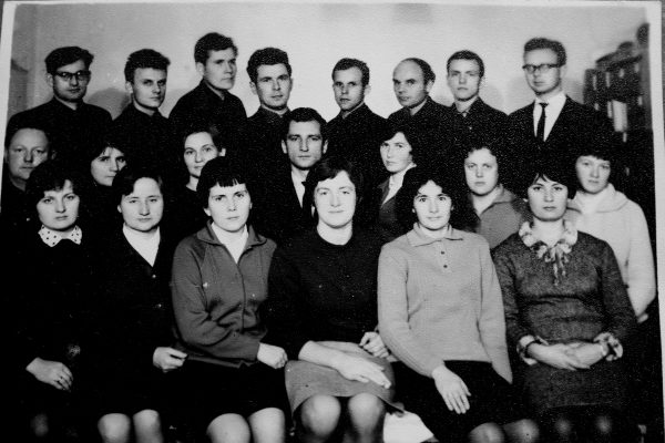SKB GAS 1965 m.: pirm. eil. Ž. Žukauskienė, O. Bieliūnaitė, O. Rutkauskienė, S. Surdokaitė, A. Girlevičienė, S. Frolova; antr. eil. Č. Budrevičius, R. Šalaševičienė, D. Kluoniuvienė, skyr. Viršininkas A. Samuolis, R. Botyrienė, A. Klimienė, I. Lapinskienė; treč. eil. V. Šiopys, R. Vosylius, A. Plungė, A. Plikynas, M. Šulinskas, J. Vosylius, A. Radzevičius, V. Paškauskas