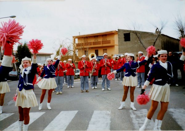 Orkestras su šokėjomis Graikijoje 1993 m.