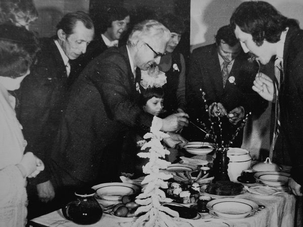 Knygrišių stalo valgius degustuoja autoritetinga komisija.1978 m.