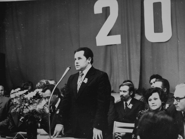 20-mečio proga SKB sveikina Kapsuko miesto vykdomojo komiteto pirmininkas K. Subačius
