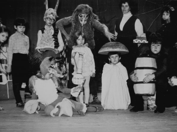 1982 m. eglutės šventė. Režisierė R. Botyrienė stovi antra iš dešinės
