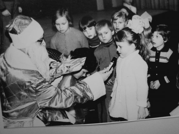 Mažieji stengiasi padėkoti seneliui už dovanėles. 1982 m.