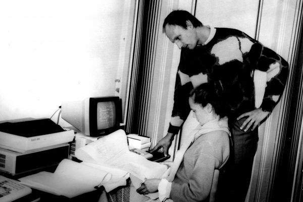 Automatinio projektavimo grupės vyresnysis specialistas K. Kačinskas ir B. Liubinskaitė 1989 m.