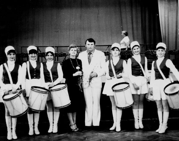 V. Sagulina ir R. Bernota su orkestro būgnininkių-šokėjų grupe