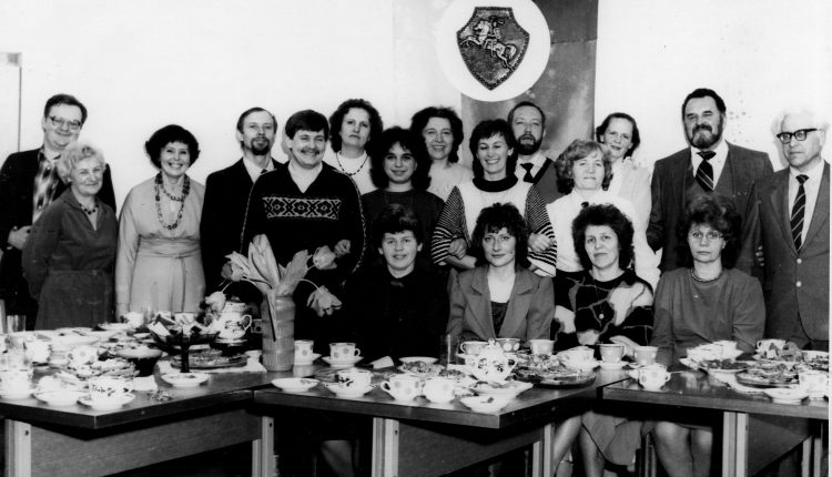SKB salėje jau Lietuvos Vytis. Sėdi B. Katkauskienė, A. Urbanavičienė, V. Černienė, M. Stonkuvienė. Stovi V. Slušnys, J. Steponaitienė, B.Šimonėlienė, A. Rutkauskas, A. Žaliukas, D. Matulevičienė, R. Aleknavičiūtė, L. Lazauskienė, L. Bernotienė, V. Remeikis, A. Aleksienė, B. Liubinskaitė, A. Stonkus, P. Jokimaitis