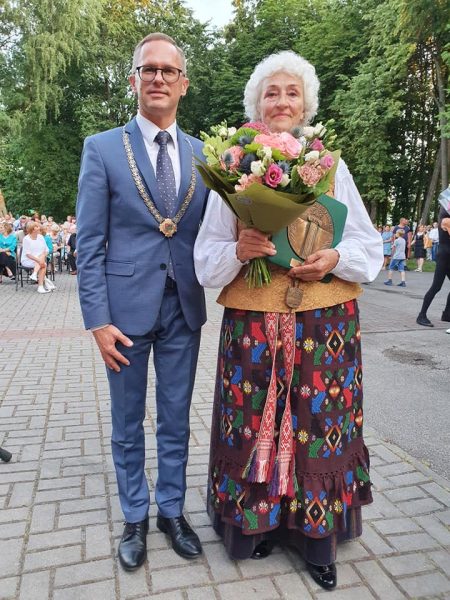 Lietuvos ir Šakių rajono savivaldybės kultūros ir visuomenės veikėja, asociacijos „Zanavykų seimelis“ pirmininkė, Lietuvių kalbos draugijos narė Augenija Julė Kasparavičienė ir Šakių rajono meras Edgaras Pilypaitis