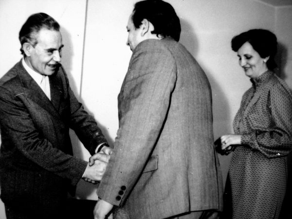 1-ojo konstravimo skyriaus vedėją J. Šolį, 1984 m. sulaukusį 50-mečio, sveikina SKB viršininkas V. Mickevičius