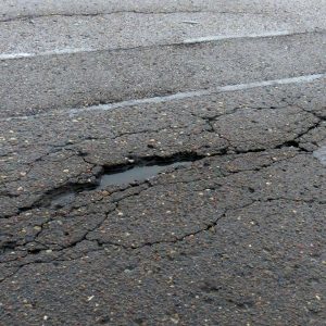 Prasidėjus rudens lietums duobės gilės ir vėl taps pavojingomis automobilių važiuoklei