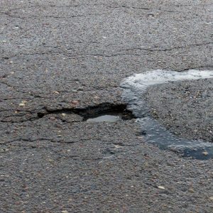 Tokių skylučių kelyje Trakiškiai - Baraginė po kasmetinio remonto liko aibė