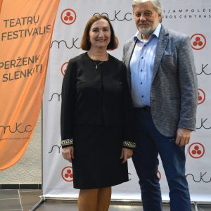 Prie teatrų festivalio Marijampolėje sienelės jo vadovė N.Vasylienė ir režisierius V.Rumšas