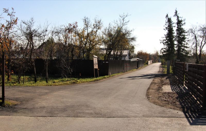 Naujas asfaltas dar vienoje sodų gatvėje