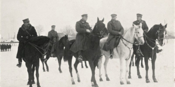Lietuvos kariuomenės vadas generolas leitenantas Juozas Stanaitis (ant balto žirgo) su kitais aukštaisiais karininkais