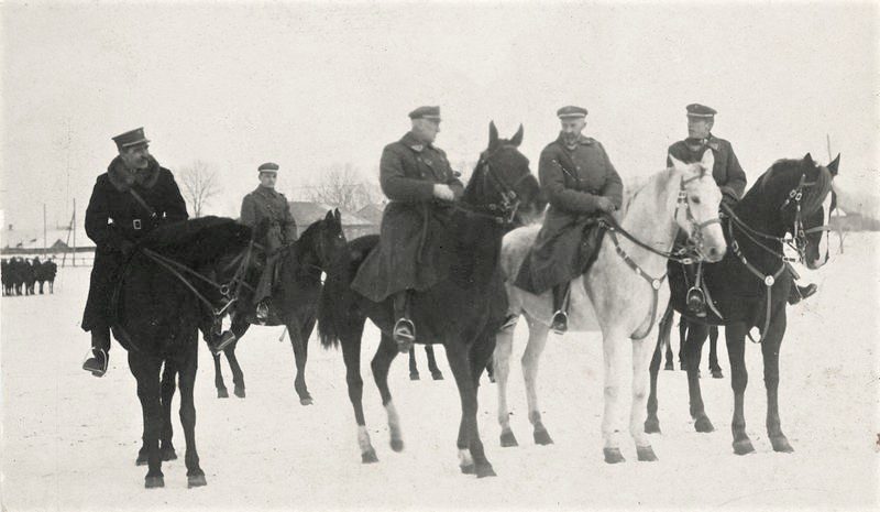 Lietuvos kariuomenės vadas generolas leitenantas Juozas Stanaitis (ant balto žirgo) su kitais aukštaisiais karininkais