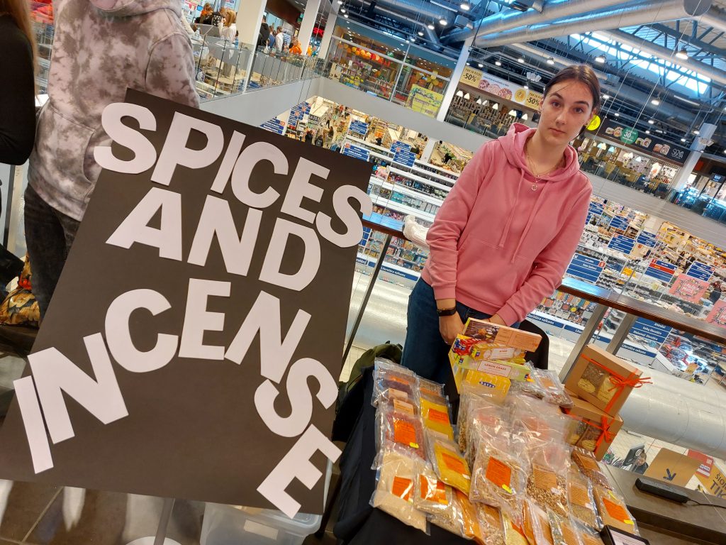 Marijampolės Sūduvos gimnazija | "Spices and Incense" Jaunoji bendrovė pardavinėja į natūralumą orientuotus prieskonius