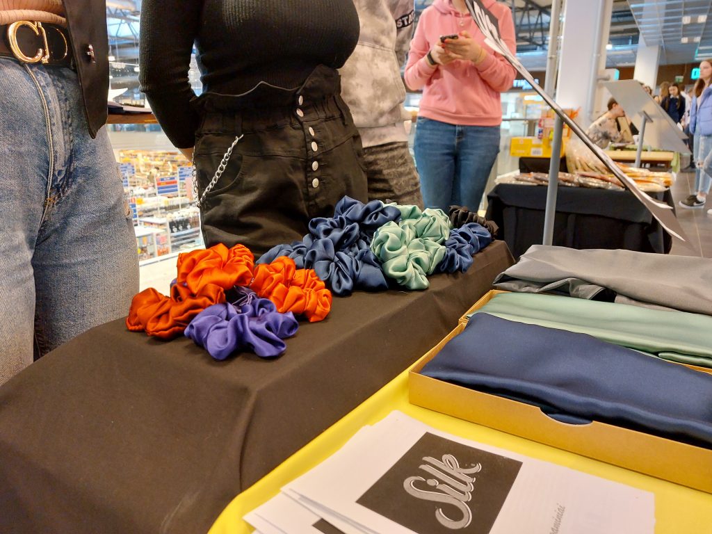 Marijampolės Sūduvos gimnazija | "Silk" Jaunoji bendrovė užsiima šilkinių produktų gamyba: pagalvių užvalkalai, plaukams gumytės