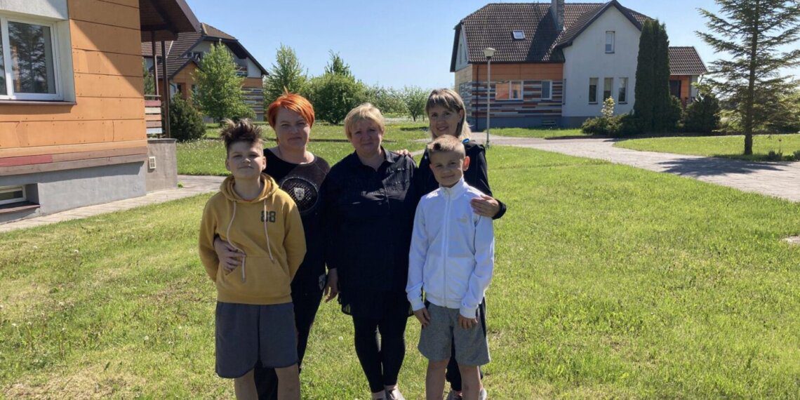 Ukrainietės Vira ir Liliia kartu su savo sūnumis ir įstaigos direktore O. Šteiniene (viduryje)
