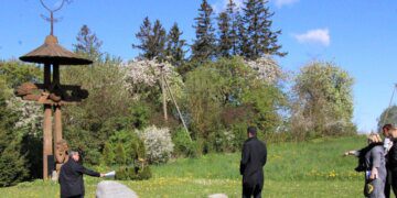 Bus atnaujintas medinis kryžius, skirtas kun. J. Zdebskiui
