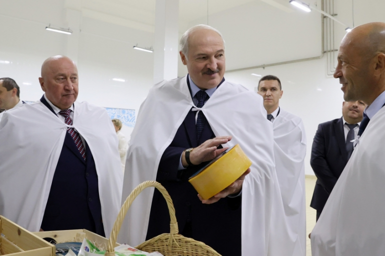 Lukašenka lanko sūrių fabriką 2020 m. @ Al Jezeera nuotrauka