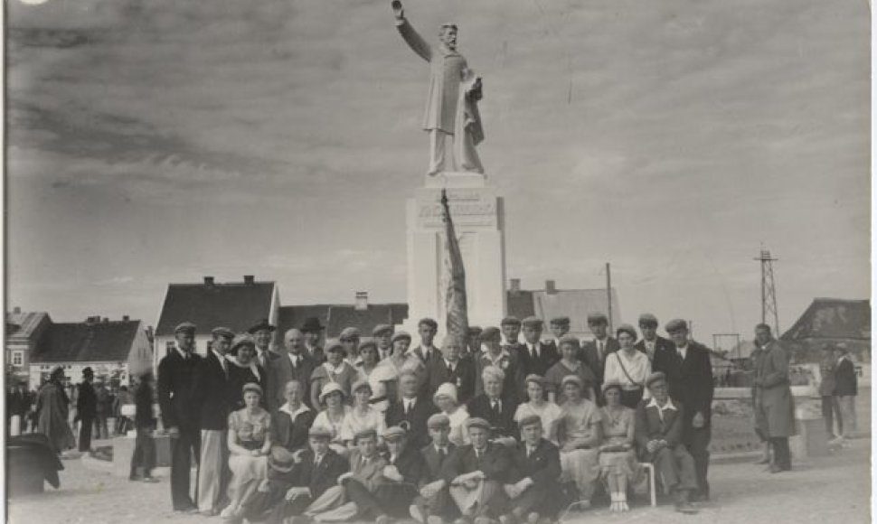 Studentai prie Vinco Kudirkos paminklo 1934 m.