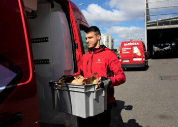 Elektroninė maisto ir kasdienių prekių parduotuvė „Barbora“ plečia aptarnaujamą teritoriją Marijampolės rajone – patogiu prekių pristatymu į namus galės pasinaudoti dar daugiau gyventojų. Naujai įtrauktų vietovių gyventojams galios visos apsipirkimo „Barboroje“ naudos ir pasiūlymai, o specialiai šiai progai – ir specialus nuolaidos kodas. Nuo birželio 16 d. „Barboros“ kurjeris e. parduotuvėje www.barbora.lt užsakytas prekes į namus pristatys ir Pietarių, Baraginės, Puskelnių, Nendriniškių, Skaisčiūnų, Kumelionių, Nartų ir Triobiškių gyventojams. Šių vietovių gyventojai galės naudotis „Barboros“ paslaugomis ir naudomis, kurias taip vertina klientai: prekes gauti tiesiai į namus ir sutaupyti laiko, kasdien atrasti kelis tūkstančius prekių su nuolaida bei pasinaudoti specialiais pasiūlymais ar dalyvauti žaidimuose. „Norime, kad patogiai ir greitai apsipirkti galėtų dar daugiau Marijampolės gyventojų, todėl nusprendėme išplėsti mūsų aptarnaujamą teritoriją. Prekių pristatymas į namus – populiariausia ir labiausiai klientų vertinama mūsų paslauga, kurią renkasi 99 proc. „Barboros“ pirkėjų. Nuolat tobuliname ir investuojame į šią paslaugą – norime, kad patogus ir poreikius atitinkantis apsipirkimo būdas būtų prieinamas kuo didesnei daliai gyventojų“, – sako „Barboros“ vadovas Andrius Ladauskas. Naujai prisijungusiems klientams bus prieinamas itin platus – 10-12 tūkst. prekių asortimentas. Jame net 900 prekių yra skirtos vasaros sezonui – tai ir lauko pramogos, apsauga nuo saulės ir vabzdžių, įvairūs maisto produktai iškyloms. „Barboros“ asortimentas plečiamas kiekvieną savaitę, o visai neseniai jis pasipildė šviežiai skintomis ir vazoninėmis gėlėmis Išplėstose teritorijose „Barbora“ prekes pristatys nemokamai kiekvieną dieną 9-21 val., klientams galios visos „Barboros“ akcijos ir naudingi pasiūlymai. Klientai, nerandantys savo adreso aptarnaujamoje Marijampolės dalyje, kviečiami užpildyti anketą: https://barbora-adresai.barbora.lt/ Gyventojams, kuriems sunku susiplanuoti savo dieną, tačiau norisi apsipirkti greičiau ir patogiau, įprastai veiks „Barboros“ Drive-in paslauga – užsakytas prekes bus galima atsiimti tiesiai į savo automobilį.
