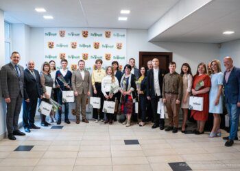 Gabiems moksleiviams ir jų mokytojams pirmą kartą įteiktos piniginės premijos
