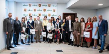 Gabiems moksleiviams ir jų mokytojams pirmą kartą įteiktos piniginės premijos