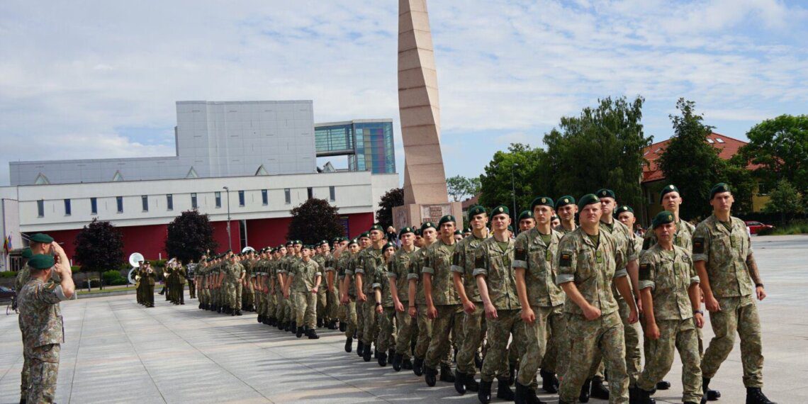 Marijampolėje vyko batalionų vadų pasikeitimas ir šauktinių išlydėtuvės