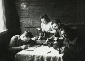 Tauro apygardos Vytauto rinktinės štabo darbuotojai: specialusis pareigūnas Stasys Ališauskas-Kalinys, sanitarė Našlaitė, rinktinės vadas Vytautas Gavėnas-Vampyras ir sanitarinio poskyrio viršininkė Angelė-Senkutė-Aušrelė. 1949 m. gegužės 25 d.