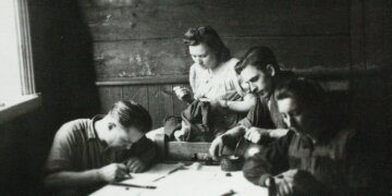 Tauro apygardos Vytauto rinktinės štabo darbuotojai: specialusis pareigūnas Stasys Ališauskas-Kalinys, sanitarė Našlaitė, rinktinės vadas Vytautas Gavėnas-Vampyras ir sanitarinio poskyrio viršininkė Angelė-Senkutė-Aušrelė. 1949 m. gegužės 25 d.