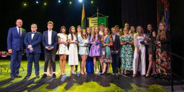 Brandos atestatai įteikti Rygiškių Jono gimnazijos abiturientams @ Marijampolės sav. FB paskyros foto