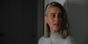 Liūdna, verkianti moteris