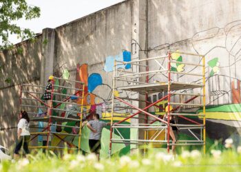 Piešiniai ant Marijampolės pataisos namų sienos