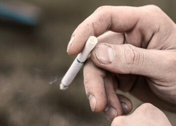 Rūkymas - ligotas senas žmogus rūko