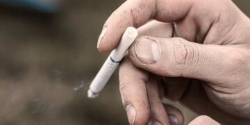 Rūkymas - ligotas senas žmogus rūko