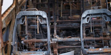 Gaisro sunaikintas automobilis