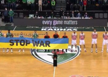 Žalgirio komanda laiko užrašą STOP WAR