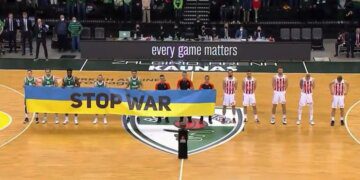 Žalgirio komanda laiko užrašą STOP WAR